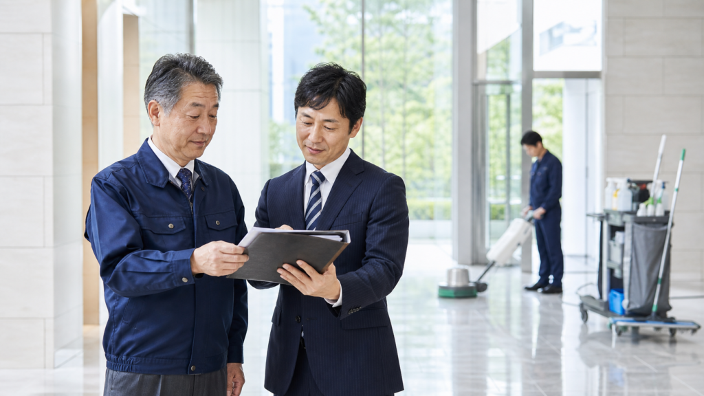 前橋・群馬のビルメンテナンス会社で経営者と支援者が事業承継を相談している写真調画像